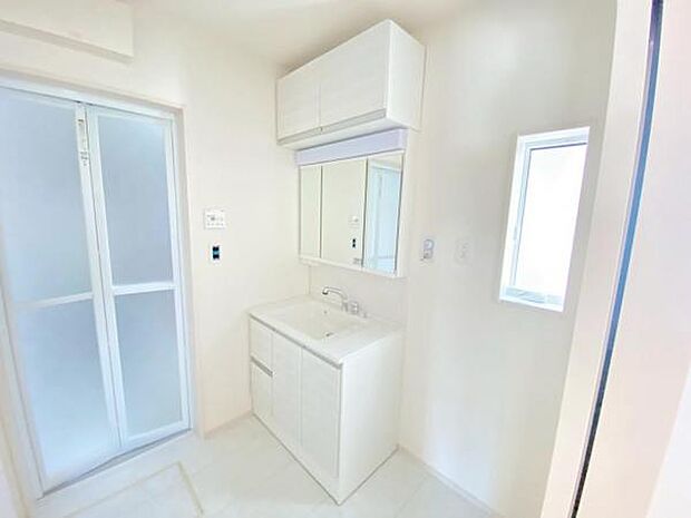 暮らしを快適に変える、シャワー付き洗面化粧台♪