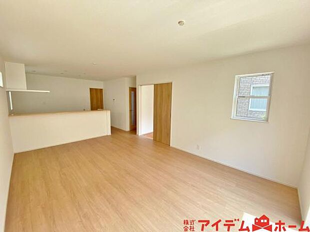 南側から明るい日差しをたっぷり取り込めるリビングです♪