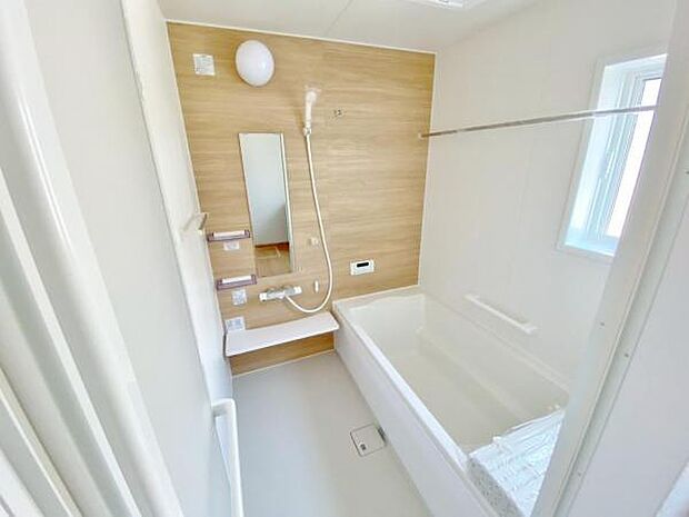 足を伸ばしてゆったりとリラックスできる広々バスタブ♪親子のコミュニケーションもとれます