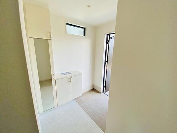 物で溢れがちな玄関も、たっぷり収納可能な玄関収納でスッキリ快適♪