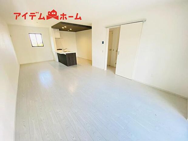 南側から明るい日差しをたっぷり取り込めるリビングです♪