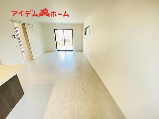 南側から明るい日差しをたっぷり取り込めるリビングです♪