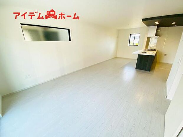 南側から明るい日差しをたっぷり取り込めるリビングです♪