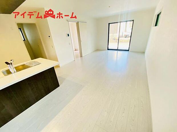 南側から明るい日差しをたっぷり取り込めるリビングです♪