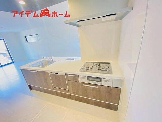 料理をしながら会話が楽しめる対面キッチンリビングで遊ぶお子様の様子も見えるので安心です♪