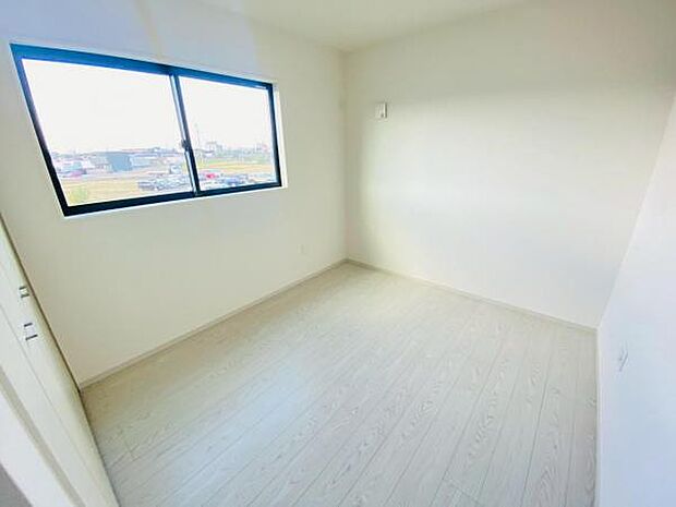 心地良い日差しが差し込む明るい居室