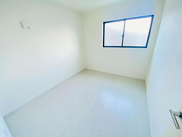 心地良い日差しが差し込む明るい居室