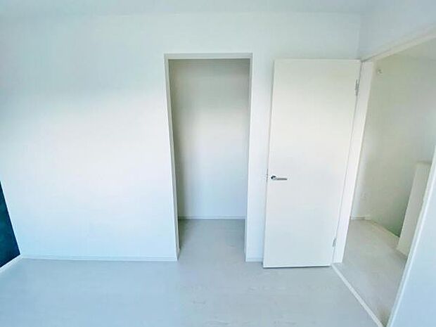 季節物もまるごと収納できる、衣替えいらずの嬉しい大型収納