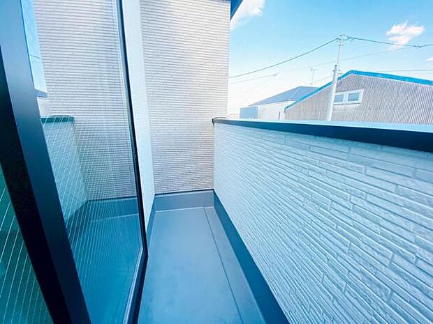 足を伸ばしてゆったりとリラックスできる広々バスタブ♪親子のコミュニケーションもとれます