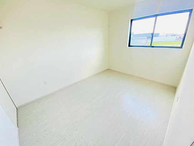 心地良い日差しが差し込む明るい居室