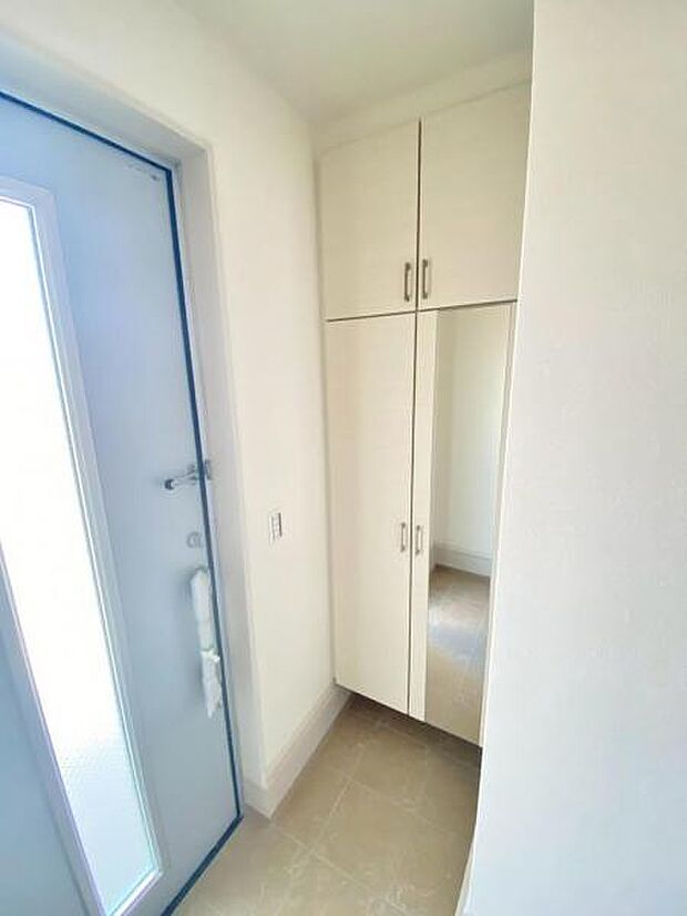 散らかりがちな玄関もスッキリ片づけられる収納付き!外出前に身だしなみをチェックできる姿見もあります!