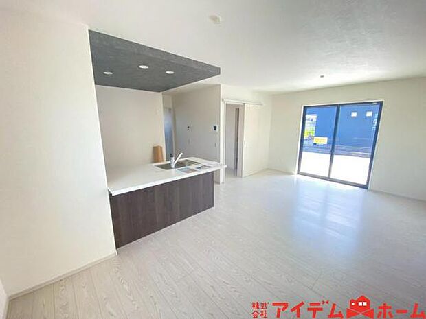 料理をしながら会話が楽しめる対面キッチンリビングで遊ぶお子様の様子も見えるので安心です♪