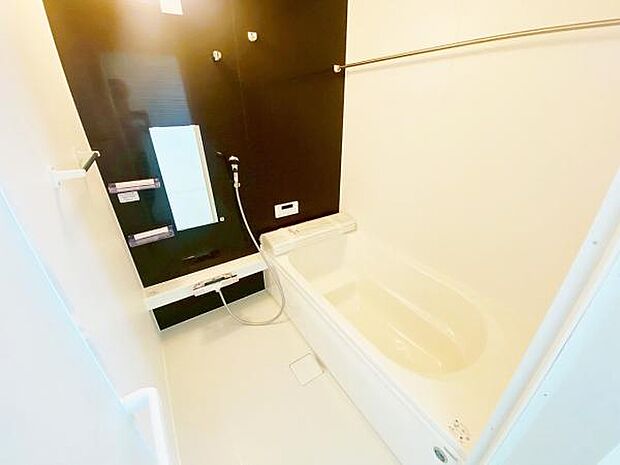 足を伸ばしてゆったりとリラックスできる広々バスタブ♪親子のコミュニケーションもとれます