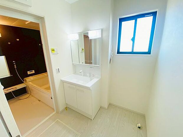 暮らしを快適に変える、シャワー付き洗面化粧台♪