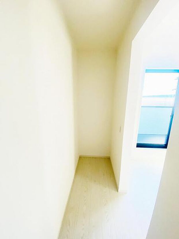 季節物もまるごと収納できる、衣替えいらずの嬉しい大型収納