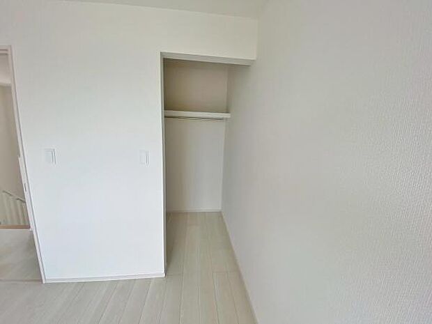 季節物もまるごと収納できる、衣替えいらずの嬉しい大型収納