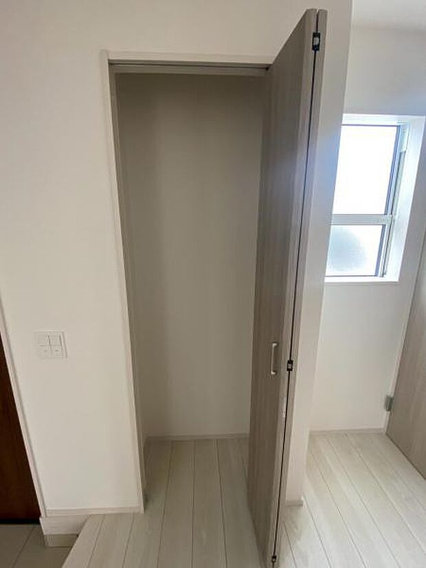 趣味の物やお子様のおもちゃもたくさん収納できるクローゼットを設置