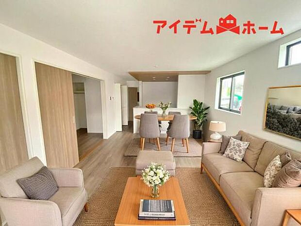 ※家具設置イメージです。 南側から明るい日差しをたっぷり取り込めるリビングです♪