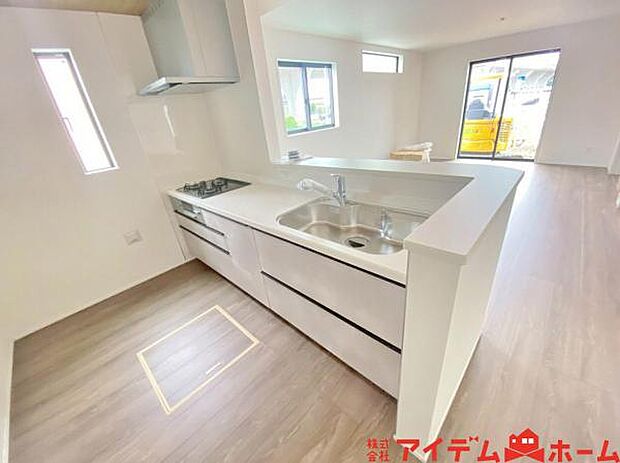 料理をしながら会話が楽しめる対面キッチンリビングで遊ぶお子様の様子も見えるので安心です♪