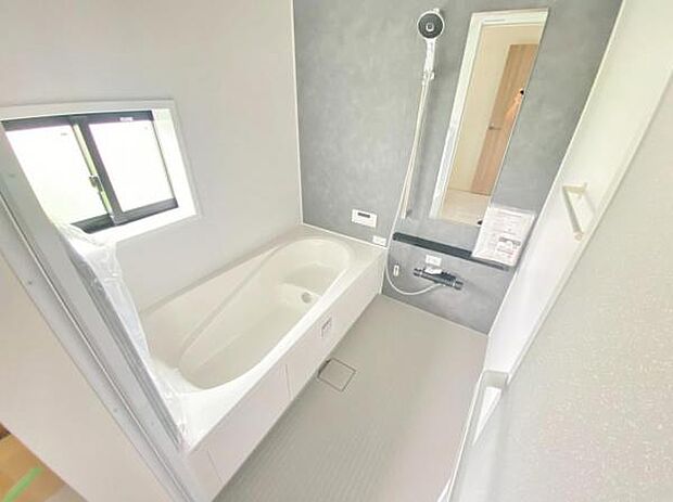 足を伸ばしてゆったりとリラックスできる広々バスタブ♪親子のコミュニケーションもとれます