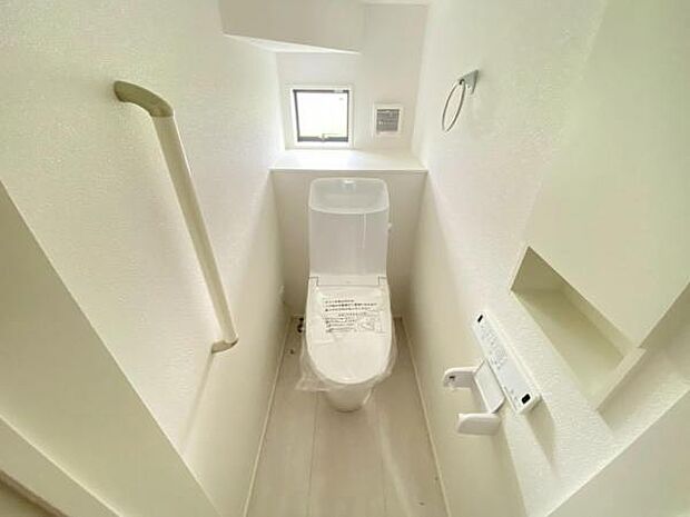 ウォシュレット機能付で清潔・快適♪　窓付きで明るい空間です。