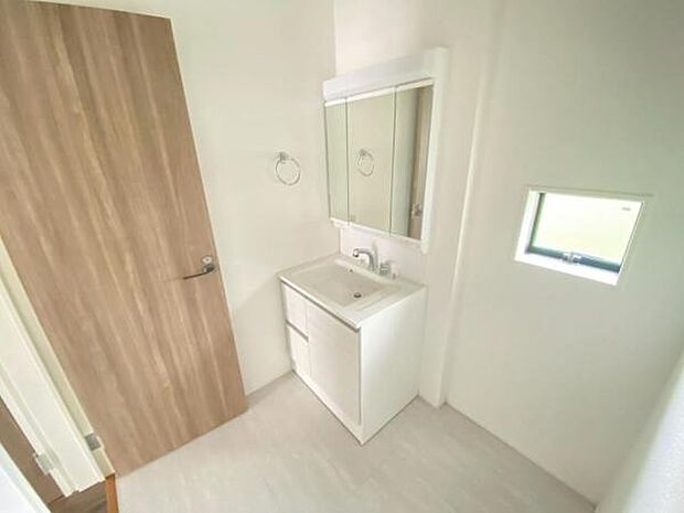 暮らしを快適に変える、シャワー付き洗面化粧台♪