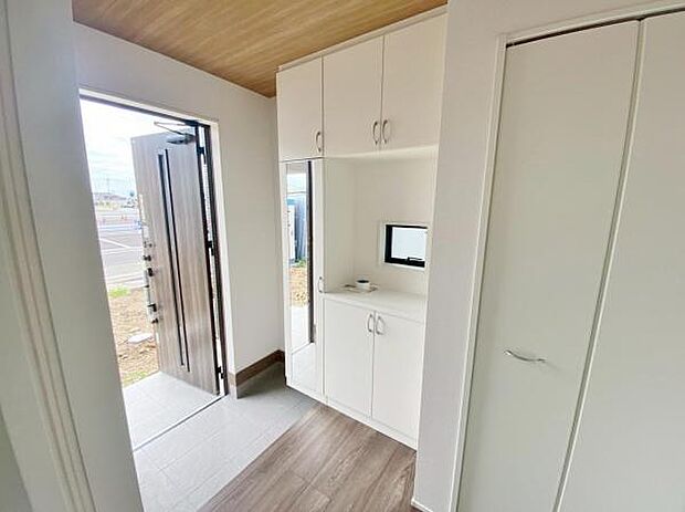 散らかりがちな玄関もスッキリ片づけられる収納付き外出前に身だしなみをチェックできる姿見もあります