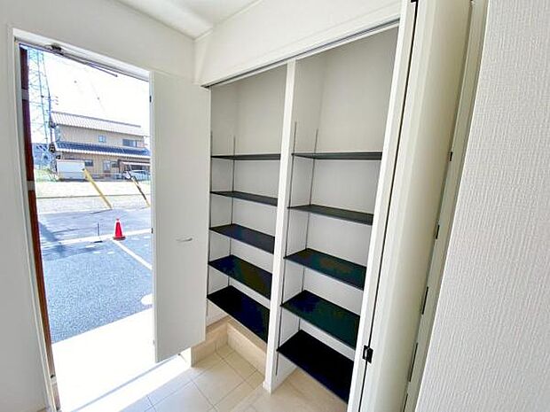 物で溢れがちな玄関も、たっぷり収納可能な玄関収納でスッキリ快適♪