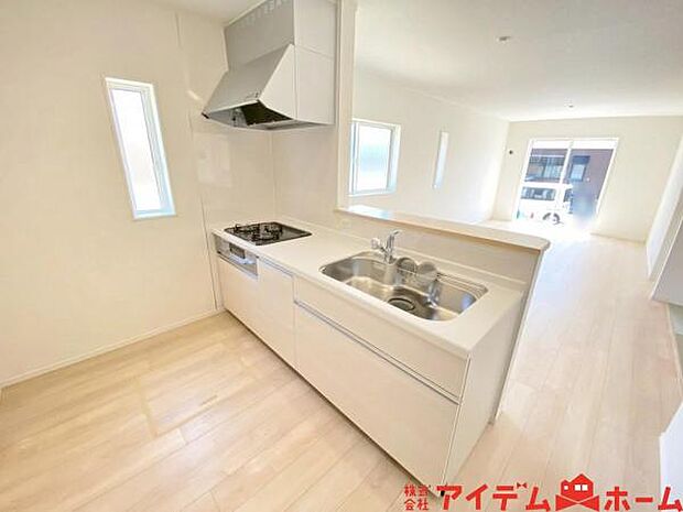 料理をしながら会話が楽しめる対面キッチンリビングで遊ぶお子様の様子も見えるので安心です♪