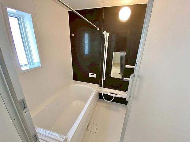 足を伸ばしてゆったりとリラックスできる広々バスタブ♪親子のコミュニケーションもとれます