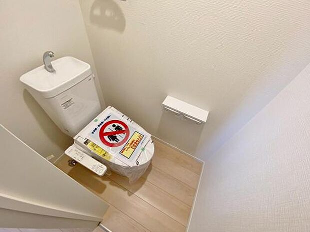 ウォシュレット機能付で清潔・快適♪　窓付きで明るい空間です。