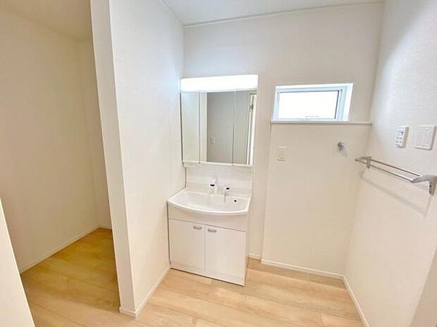 暮らしを快適に変える、シャワー付き洗面化粧台♪