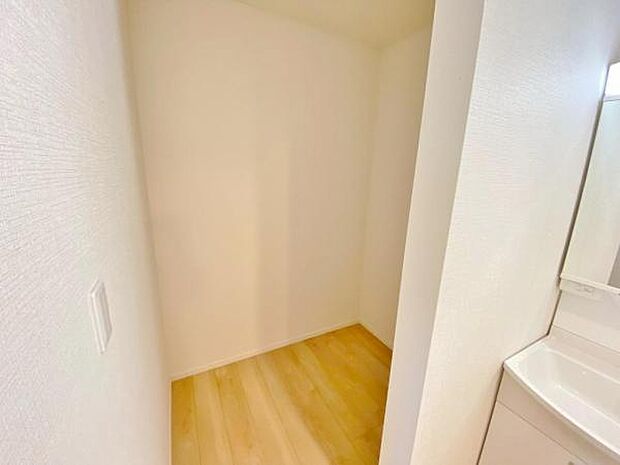 季節物もまるごと収納できる、衣替えいらずの嬉しい大型収納