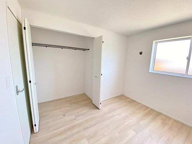 心地良い日差しが差し込む明るい居室