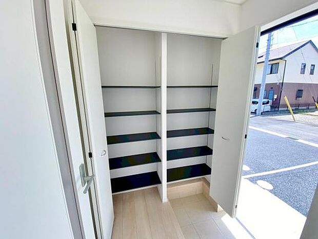 物で溢れがちな玄関も、たっぷり収納可能な玄関収納でスッキリ快適♪