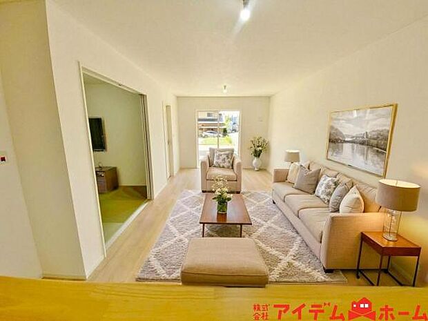 ※家具設置イメージです 南側から明るい日差しをたっぷり取り込めるリビングです♪