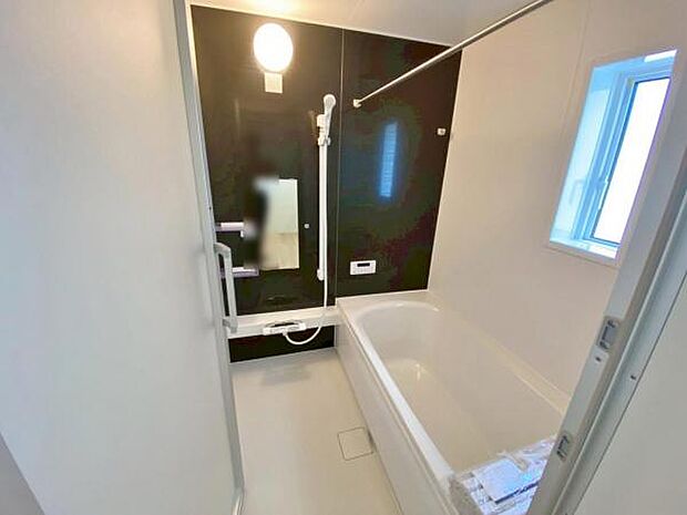 足を伸ばしてゆったりとリラックスできる広々バスタブ♪親子のコミュニケーションもとれます