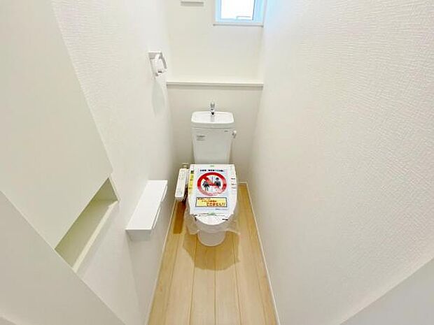 ウォシュレット機能付で清潔・快適♪ 窓付きで明るい空間です。