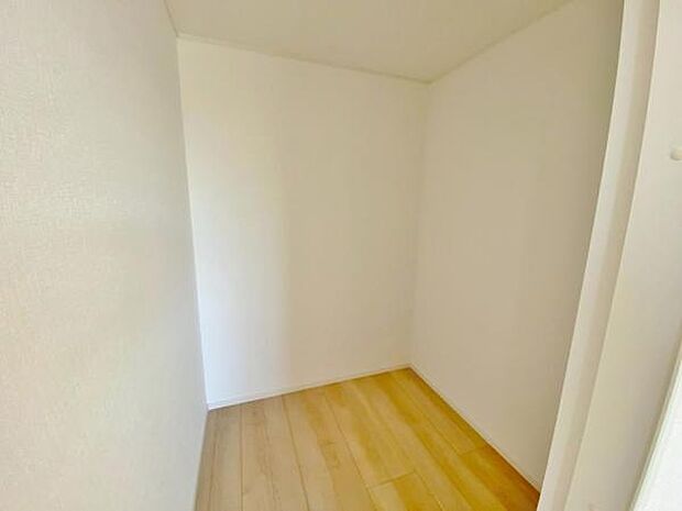 季節物もまるごと収納できる、衣替えいらずの嬉しい大型収納