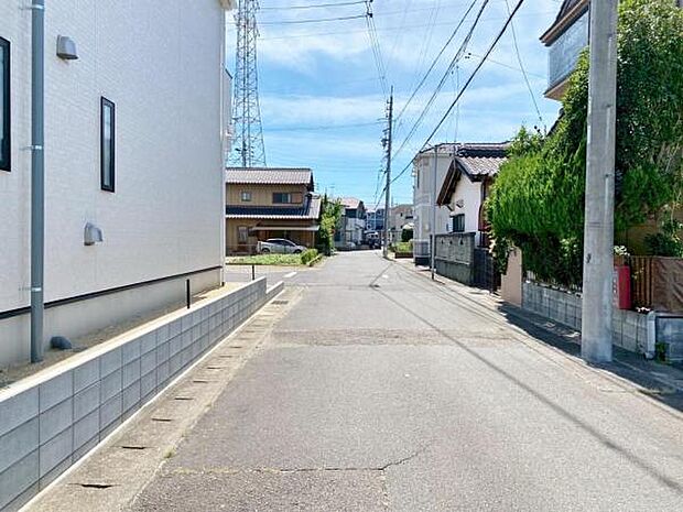 現地(2025年8月)撮影 西側道路 休日、平日問わずお気軽にお問合せくださいませ。