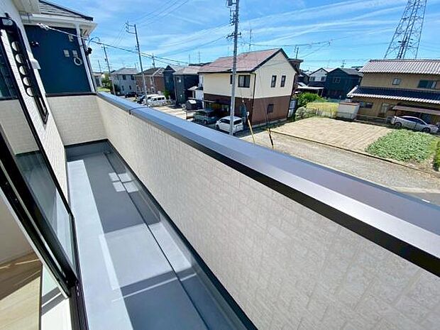 日差しをたっぷり受けれる南面バルコニーで毎日のお洗濯も快適♪