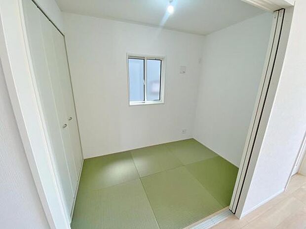 ゆったりとくつろげる和空間♪来客用布団も収納できる押入れも完備しています