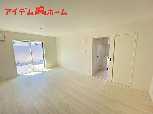 南側から明るい日差しをたっぷり取り込めるリビングです♪