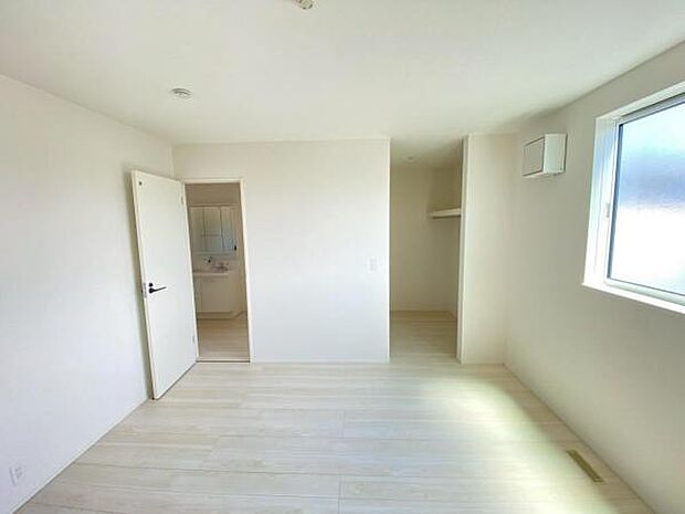 心地良い日差しが差し込む明るい居室