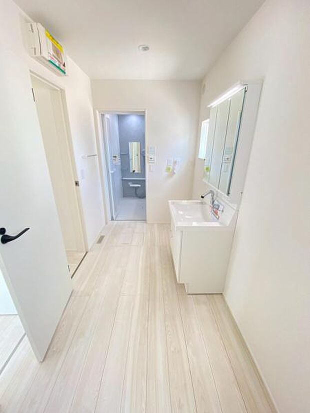 暮らしを快適に変える、シャワー付き洗面化粧台♪