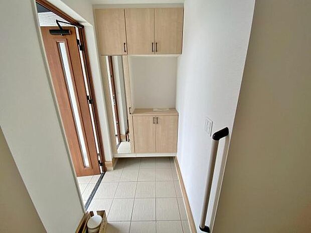 散らかりがちな玄関もスッキリ片づけられる収納付き外出前に身だしなみをチェックできる姿見もあります