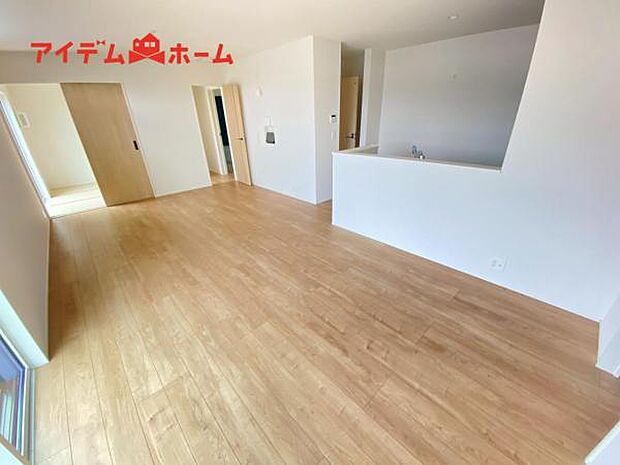 南側から明るい日差しをたっぷり取り込めるリビングです♪