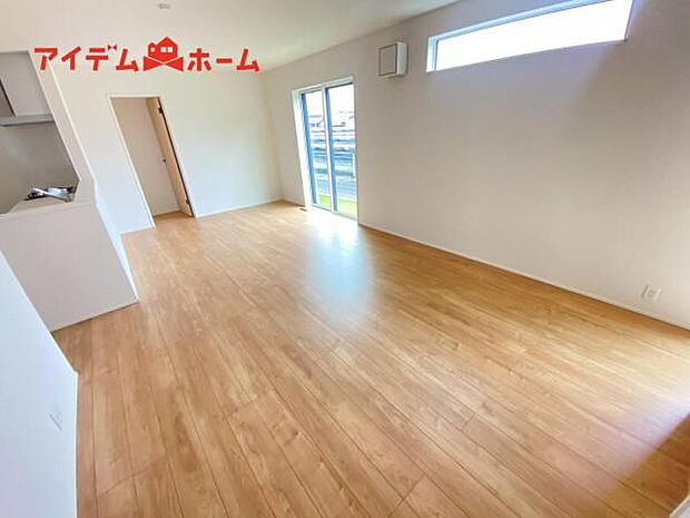 南側から明るい日差しをたっぷり取り込めるリビングです♪