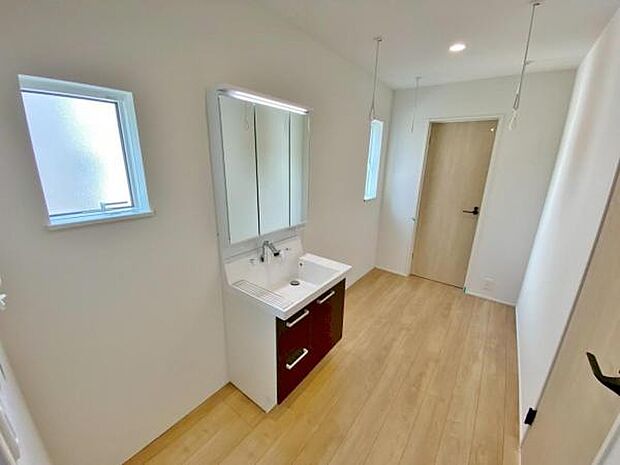 暮らしを快適に変える、シャワー付き洗面化粧台♪