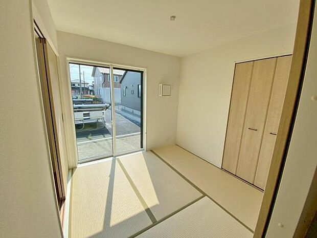 ゆったりとくつろげる和空間♪来客用布団も収納できる押入れも完備しています